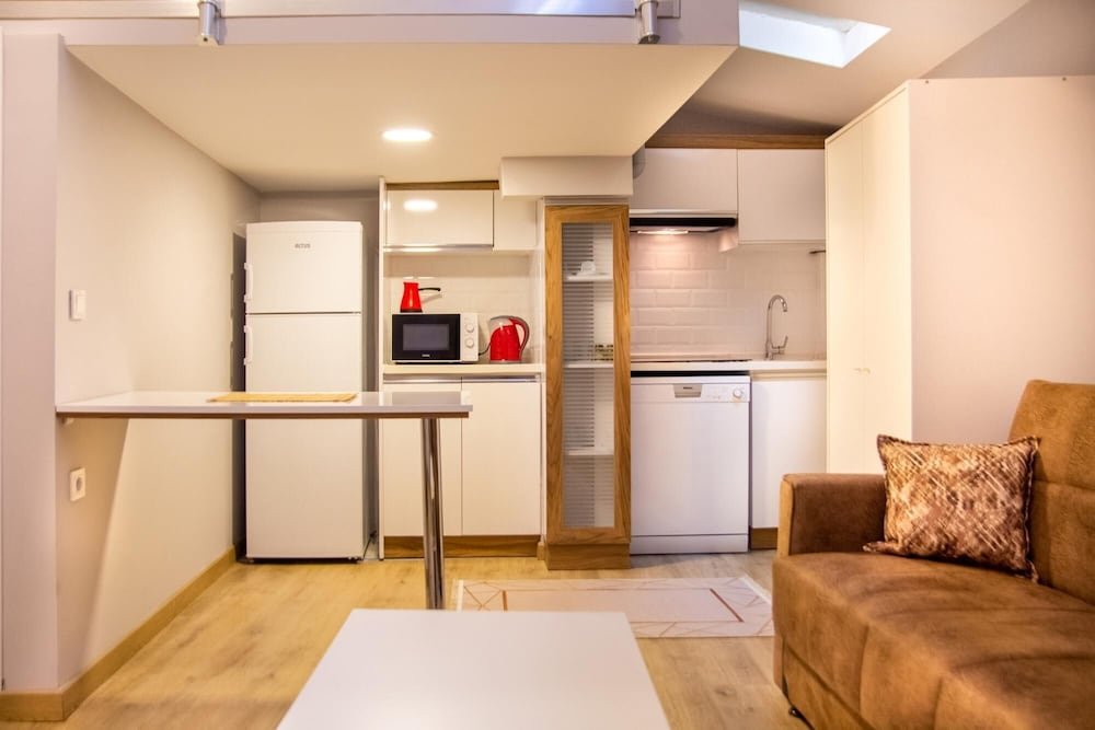 Измир: Centrally Located Fully Furnished Flat in Konak