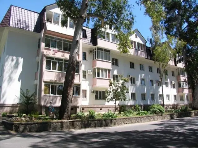 2-x комнатные апартаменты в центре Гагры, 1-я линия — фото 1