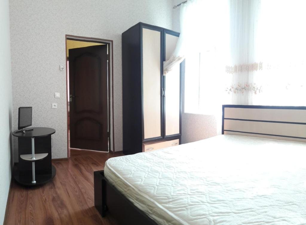 Гагра: Guest House on Ardzinba 215