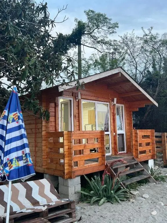 Сухум: Kottedzhnye domiki na beregu morja, so vsemi udobstvami, poselka Kashtak