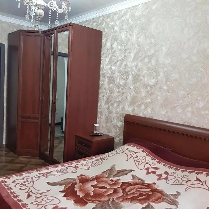Пицунда: Сдаётся в 2-х ком.кв. 1 комната на берегу моря на 2 человека. Проживание с хозяевами.