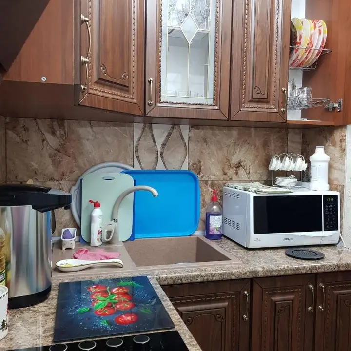Пицунда: Сдаётся в 2-х ком.кв. 1 комната на берегу моря на 2 человека. Проживание с хозяевами.