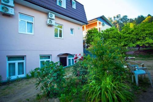 Гагра: Guest house Delfin