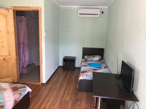 Гагра: Guest house on Lakoba 37A