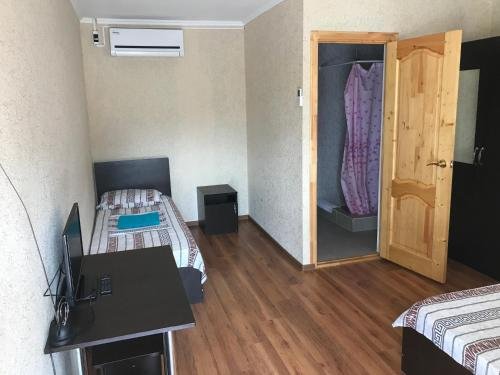 Гагра: Guest house on Lakoba 37A