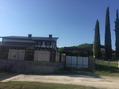 Цкуара: Guest House Kiparis