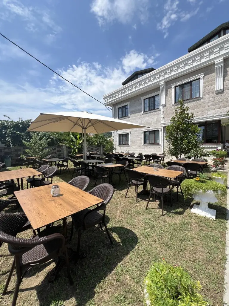 Лдзаа: Lucette Guest House