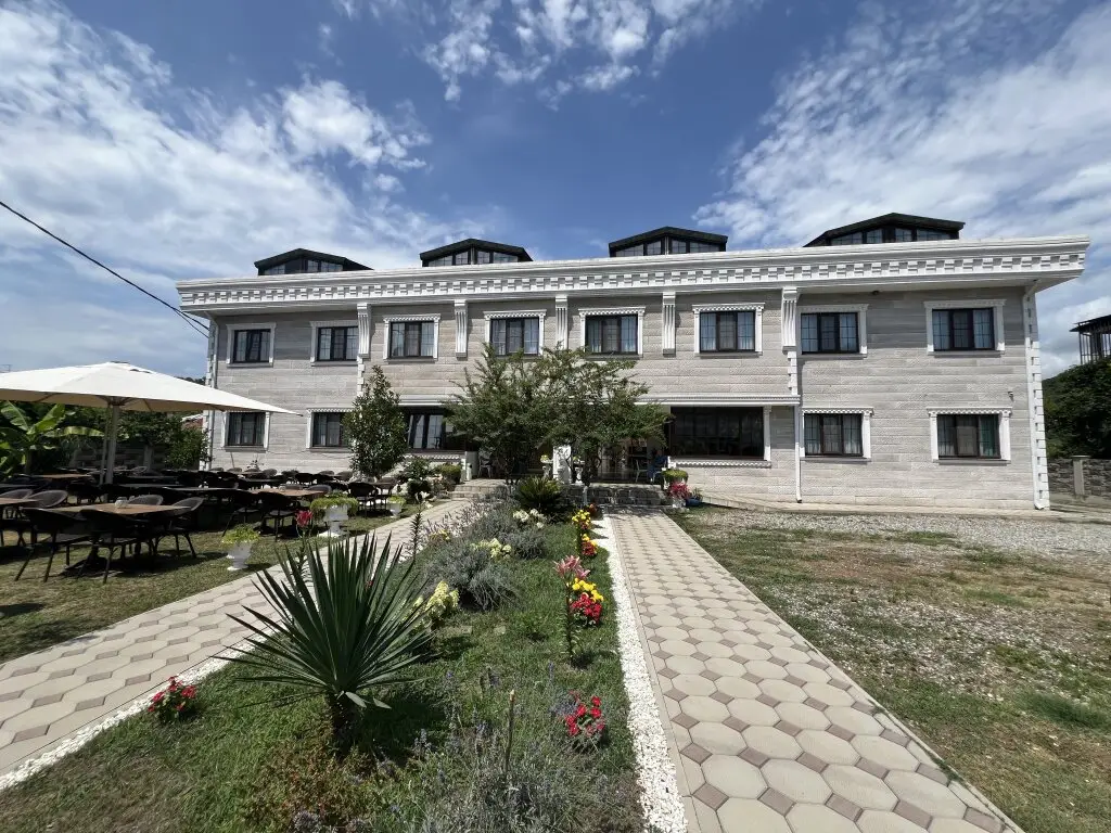 Лдзаа: Lucette Guest House