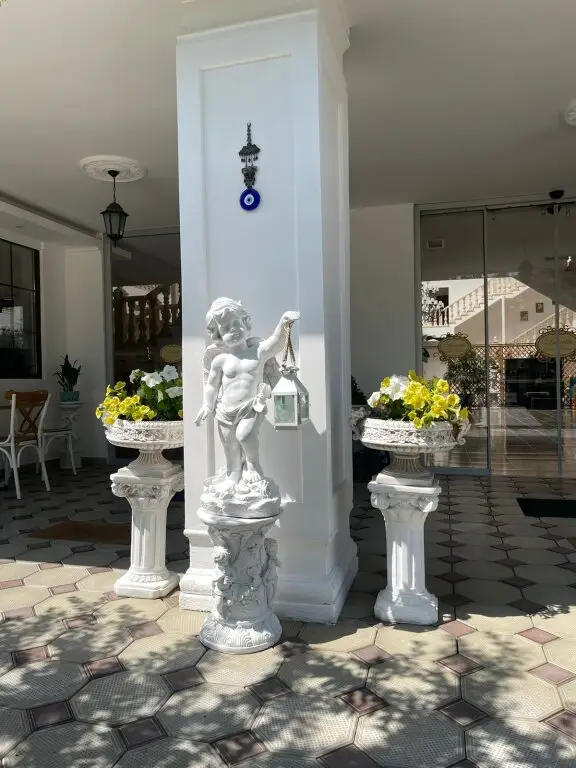 Лдзаа: Lucette Guest House