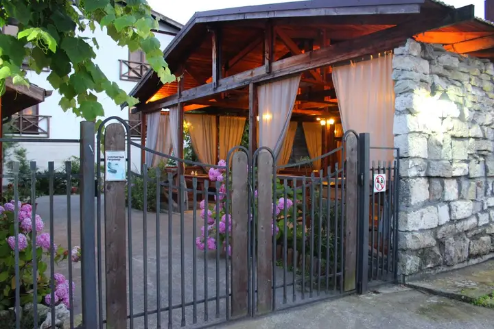 Бабушара: Alaku Hotel