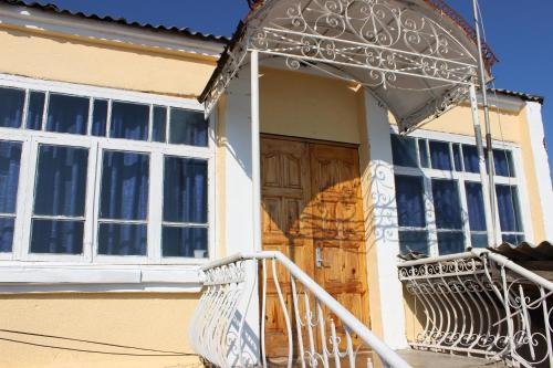 Гудаута: Gostevoj dom TIHIJ UGOLOK s 3-h razovym pitaniem 1250 r/chel (Evropejskaja i Kavkazskaja kuhnja domashnego prigotovlenija)