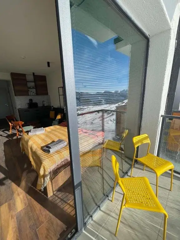 Гудаури: Colorful one-bedroom apartment in New Gudauri