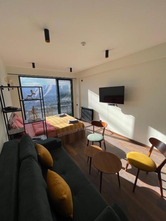Гудаури: Colorful one-bedroom apartment in New Gudauri
