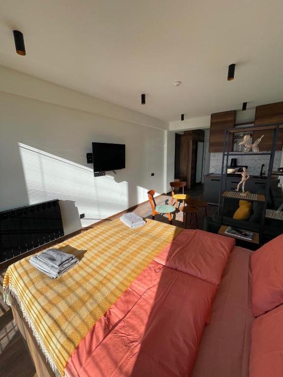 Гудаури: Colorful one-bedroom apartment in New Gudauri