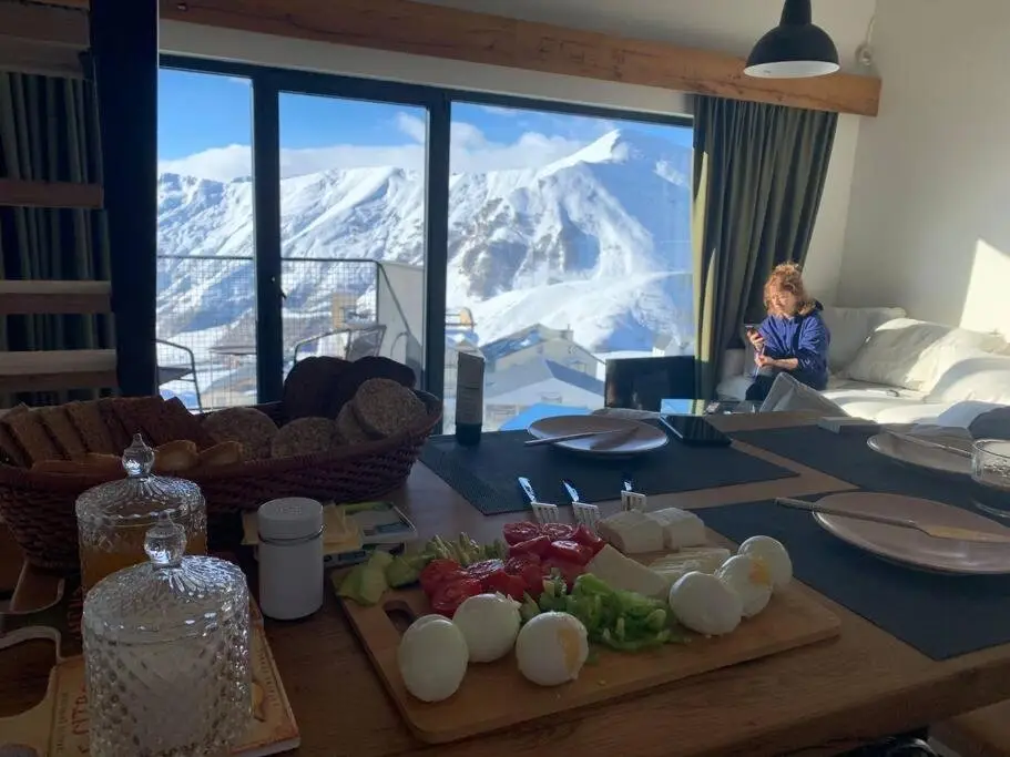 Гудаури: Mariam's Stunning and Sunny Apt