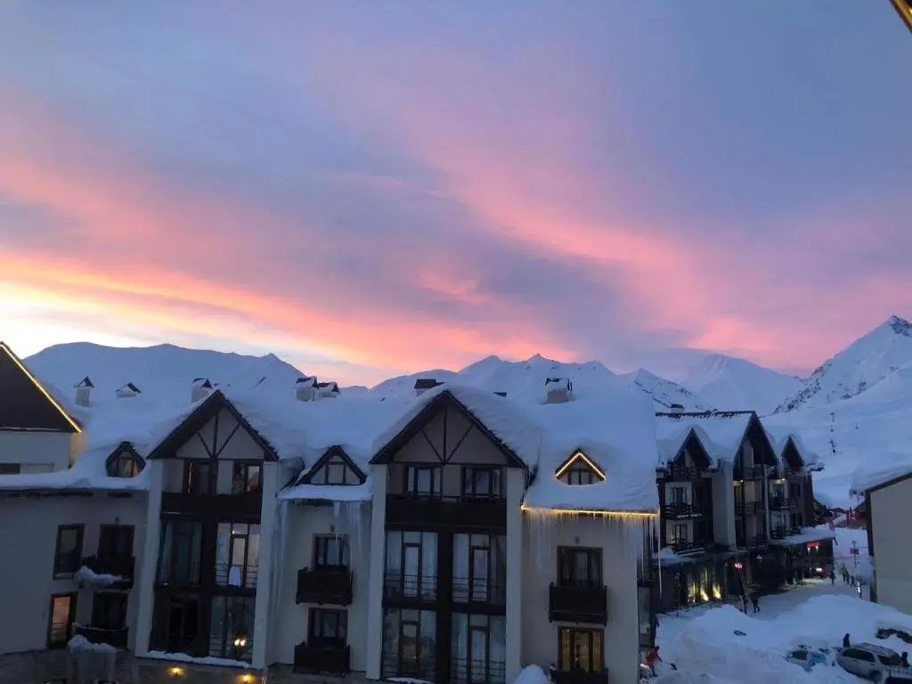 Гудаури: Ski to door gondola redco apartment