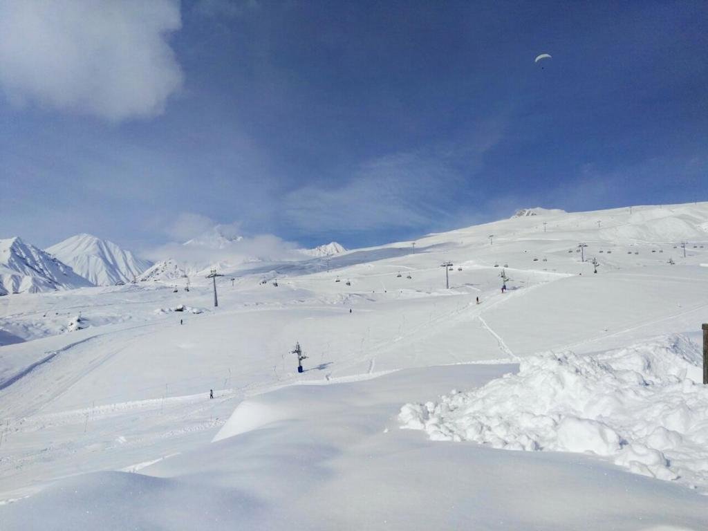 Гудаури: Road to Gondola Lift New Gudauri Loft 2