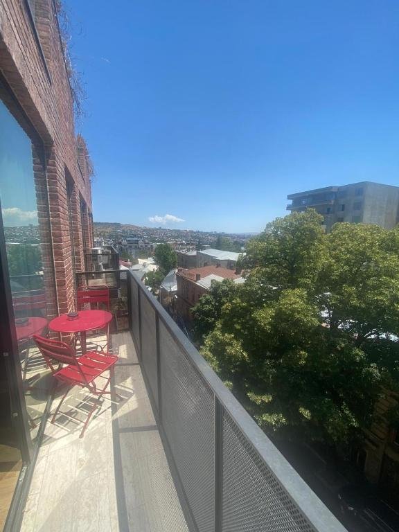 Тбилиси: 2BR luxury apartment with 2 Balconies in historic Tbilisi