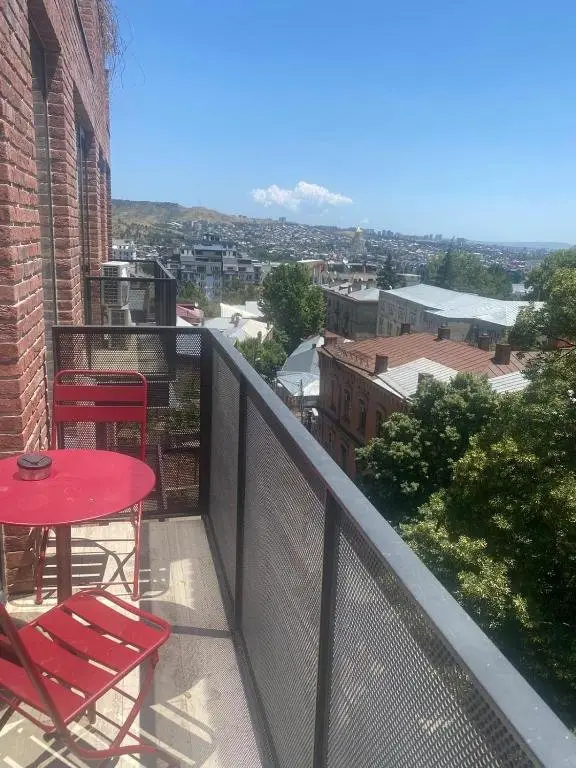 Тбилиси: 2BR luxury apartment with 2 Balconies in historic Tbilisi