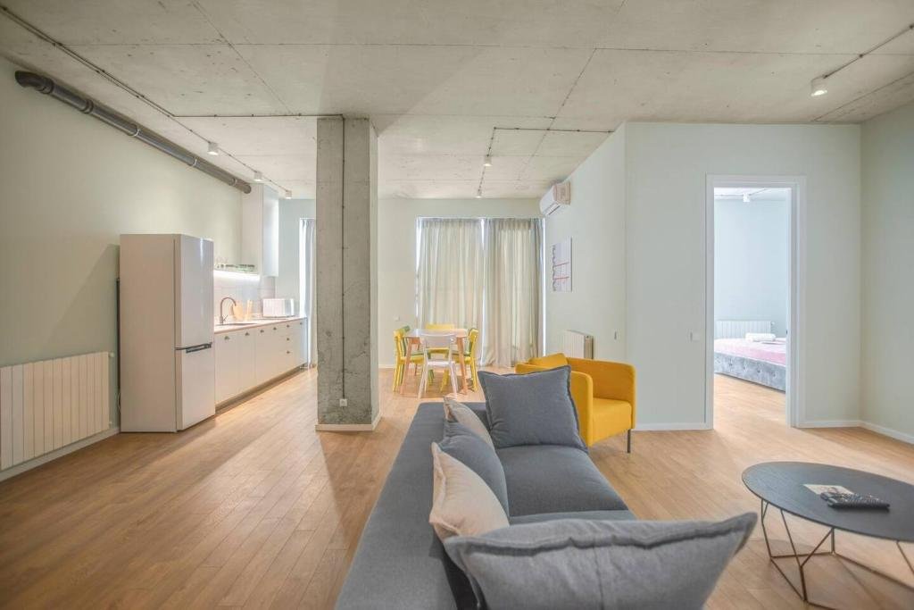 Тбилиси: 2BR luxury apartment with 2 Balconies in historic Tbilisi