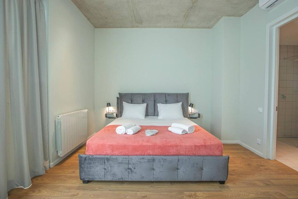 Тбилиси: 2BR luxury apartment with 2 Balconies in historic Tbilisi