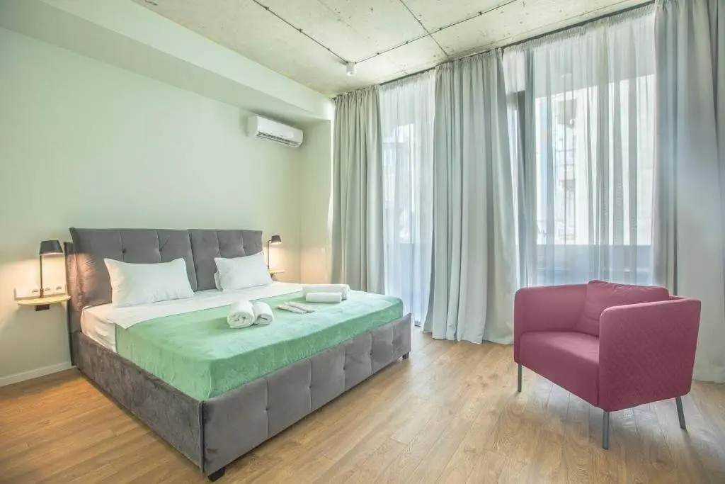 Тбилиси: 2BR luxury apartment with 2 Balconies in historic Tbilisi