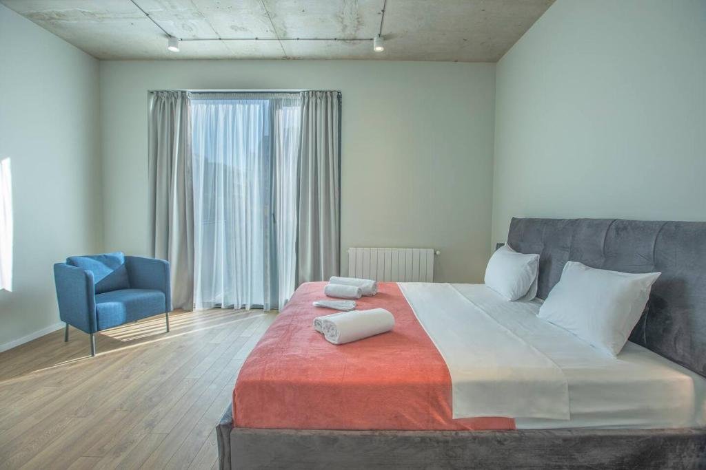 Тбилиси: 2BR luxury apartment with 2 Balconies in historic Tbilisi
