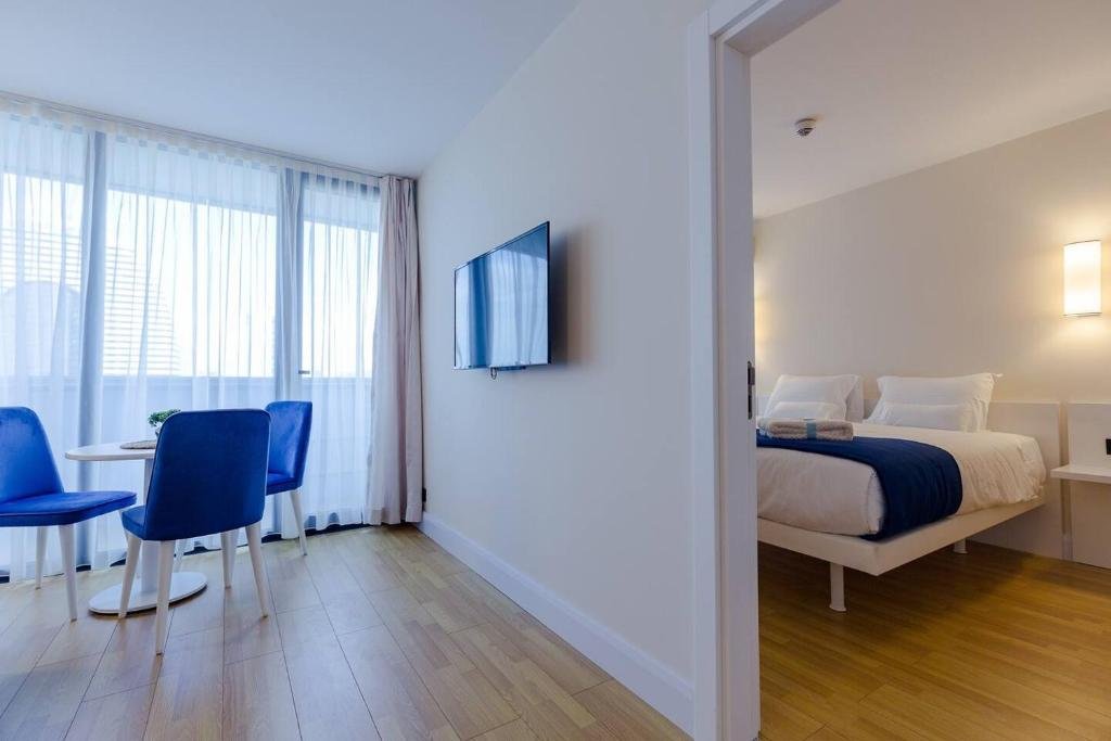 Батуми: 1BR Apartment With Sea View And balcony In Batumi
