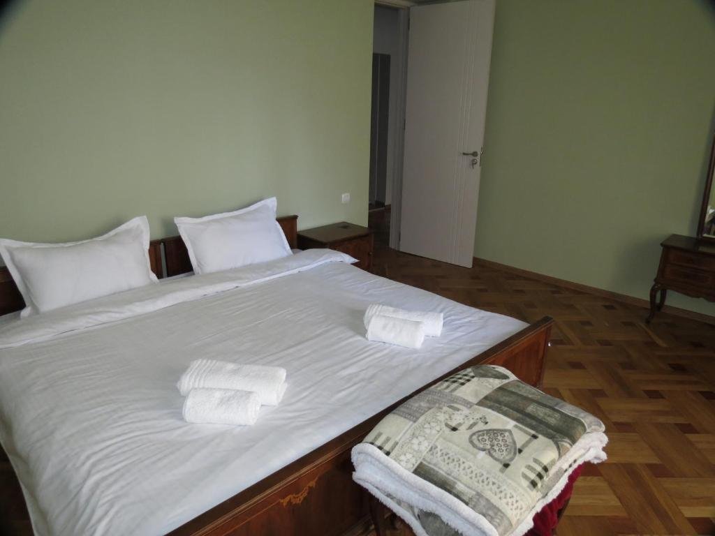 Тбилиси: Three Rooms Apartment