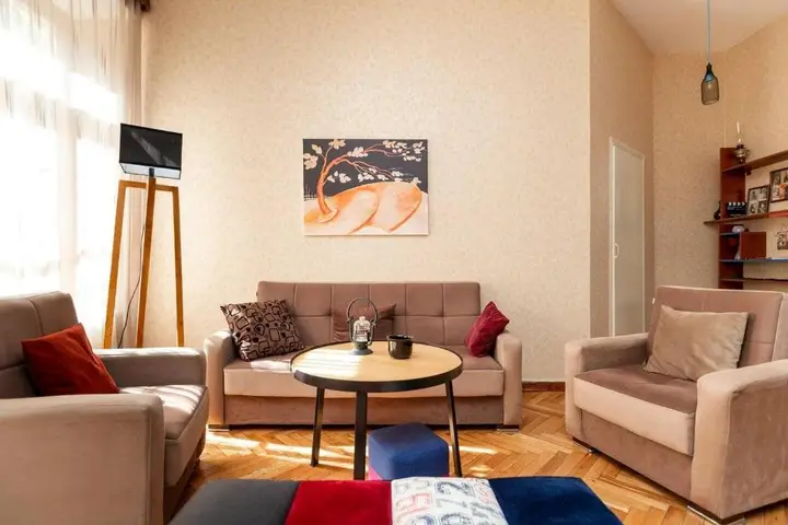Тбилиси: Wehost Cozy and colorful apartment with balcony