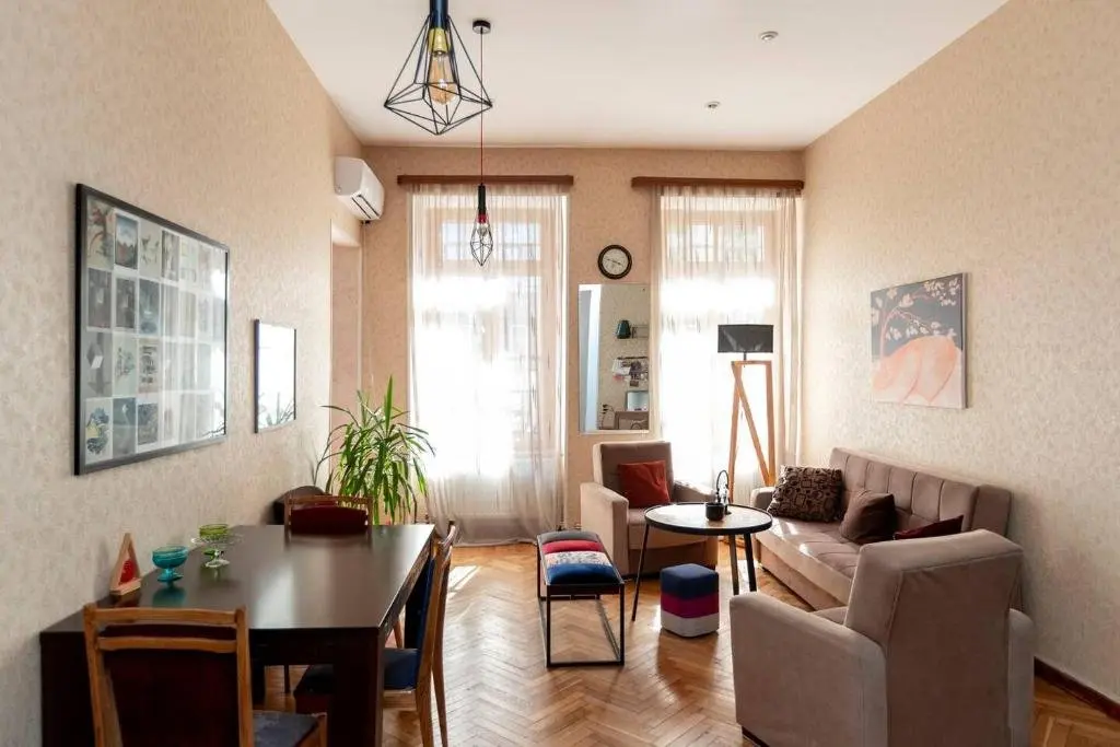 Тбилиси: Wehost Cozy and colorful apartment with balcony