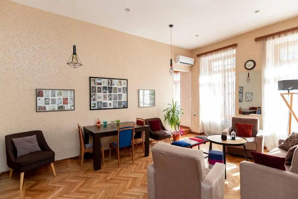 Тбилиси: Wehost Cozy and colorful apartment with balcony