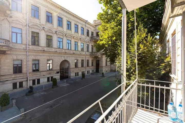 Тбилиси: Wehost Cozy and colorful apartment with balcony
