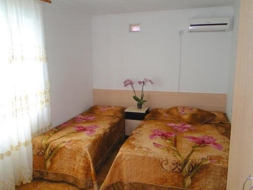 Витязево: Guest House Nikos