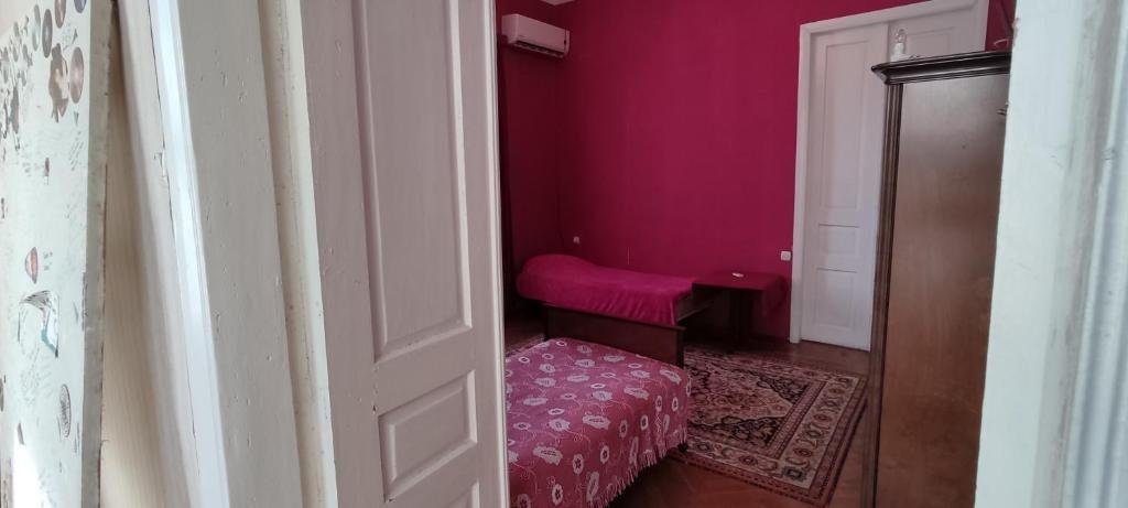 Зугдиди: Guest House Tall Rooms