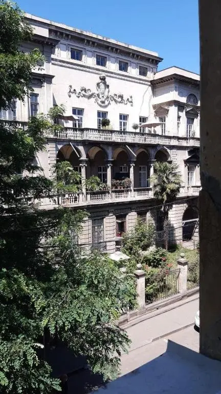 Тбилиси: Tiflis 2Br Apartment In The Historic Neighborhood