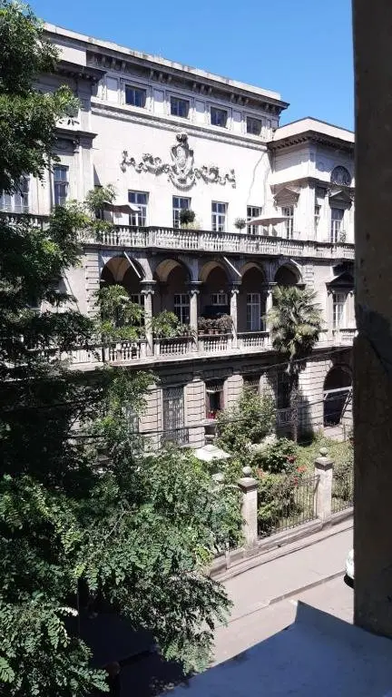 Тбилиси: Tiflis 2Br Apartment In The Historic Neighborhood