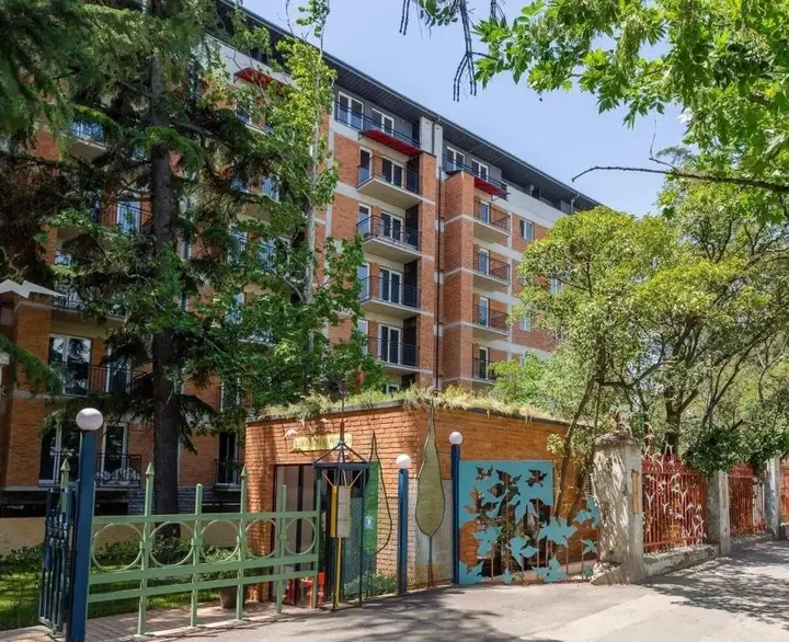 Тбилиси: The Yellow Brick Apartment