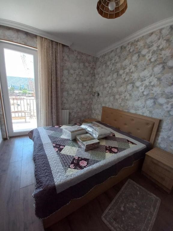 Тбилиси: The Yellow Brick Apartment