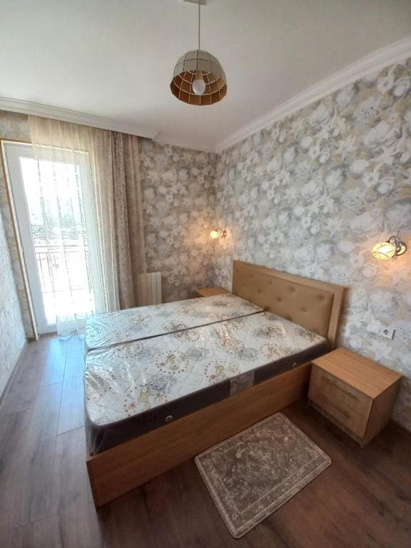 Тбилиси: The Yellow Brick Apartment