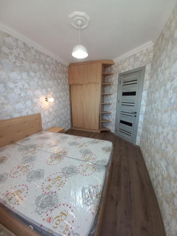 Тбилиси: The Yellow Brick Apartment
