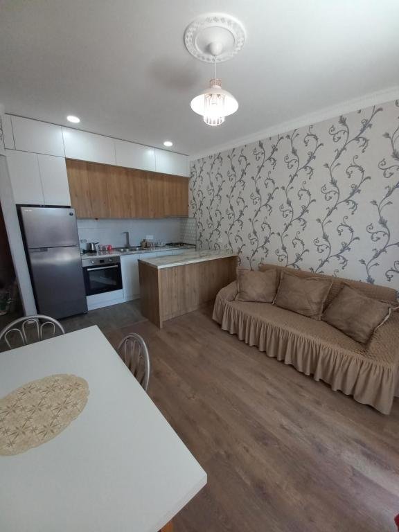 Тбилиси: The Yellow Brick Apartment