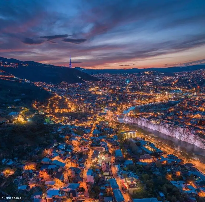 Тбилиси: 3 BR Apartment In Tbilisi City