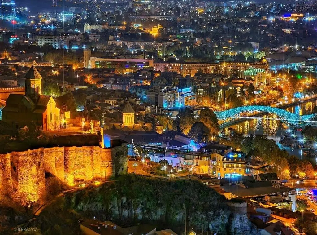 Тбилиси: 3 BR Apartment In Tbilisi City