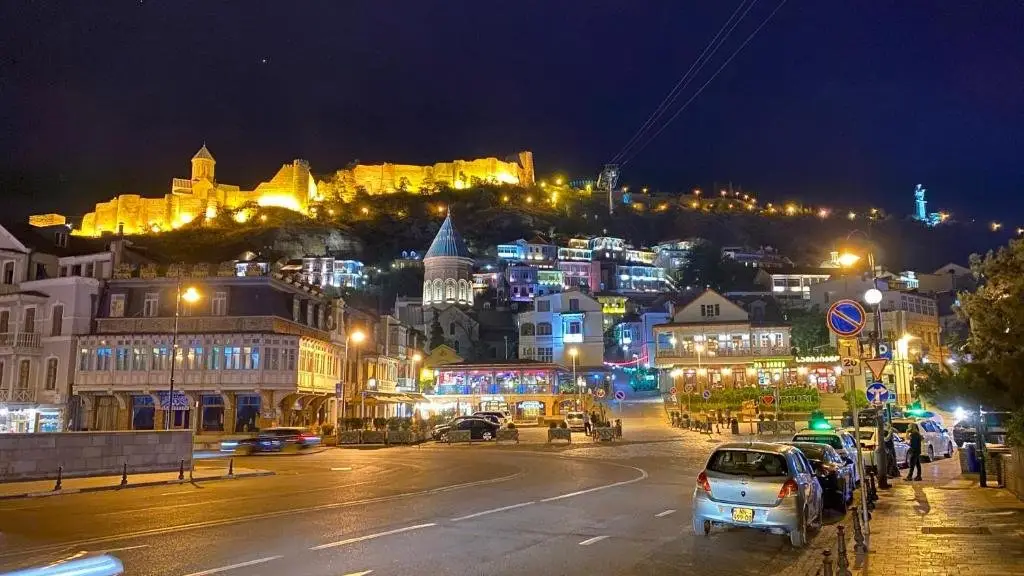 Тбилиси: 3 BR Apartment In Tbilisi City