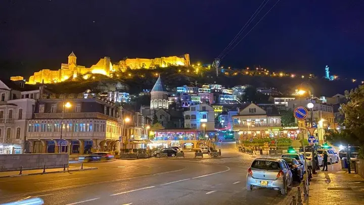 Тбилиси: 3 BR Apartment In Tbilisi City