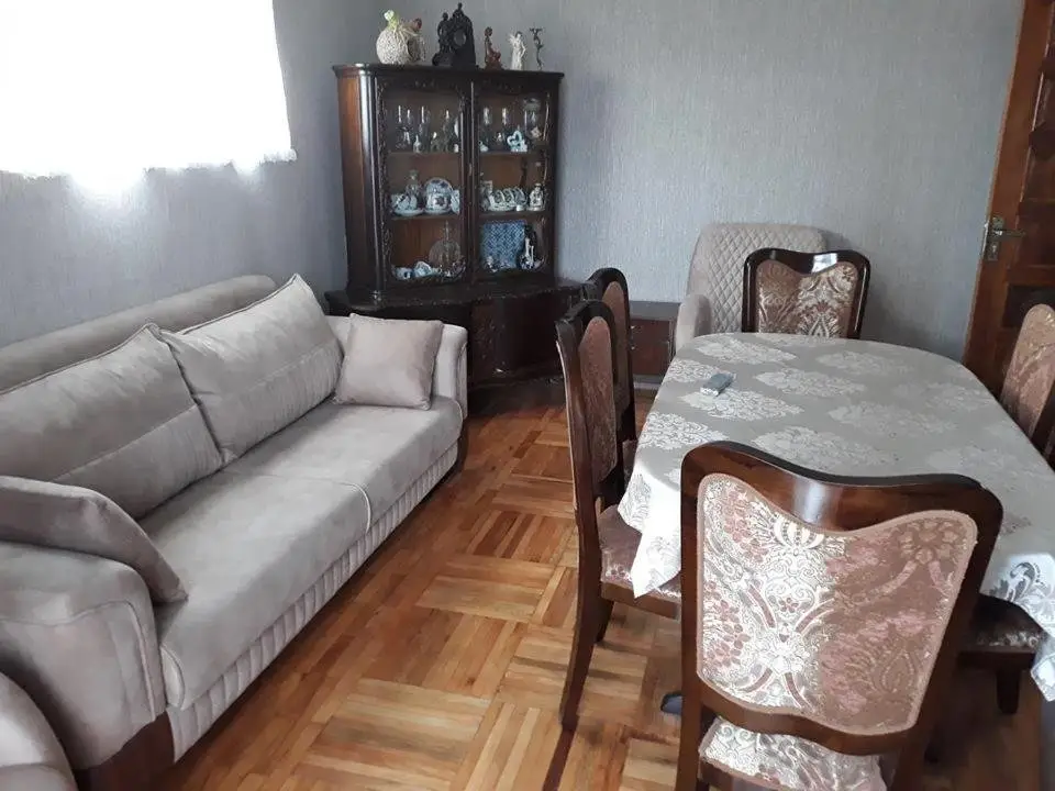Батуми: Zdani 12 Etajni. S Vidam Na More. 7 Etaj. Tam Yesc Kandicioner I Toplaye Vada. Jdu Vsex Kto Zaxochet Atdixac V Mayom Skromnam Kvartire. Kvartire Pameshayeca 4 Chelavek. V Zale Yesc Raskladnoi Dzivan