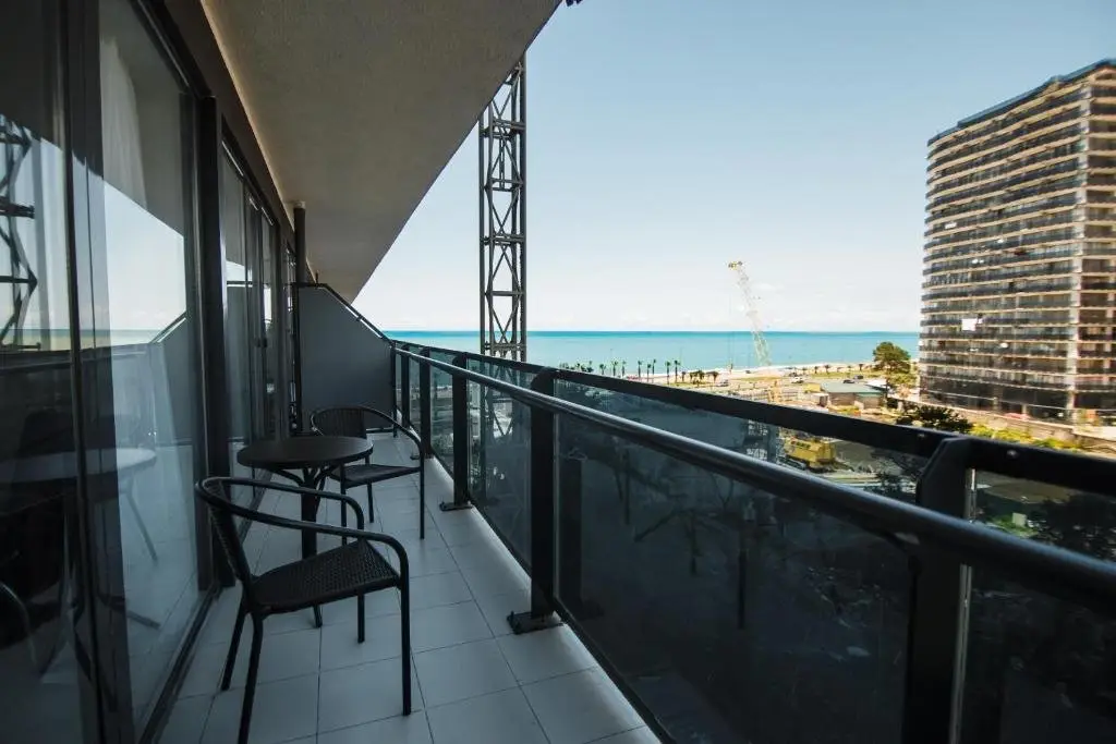 Батуми: Travels In Batumi At Orby Beach Tower.0413