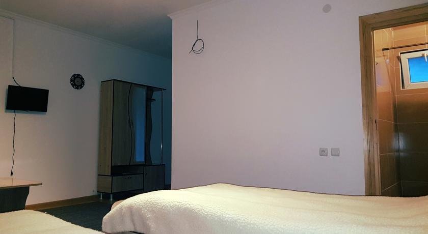 Кварели: Family hotel