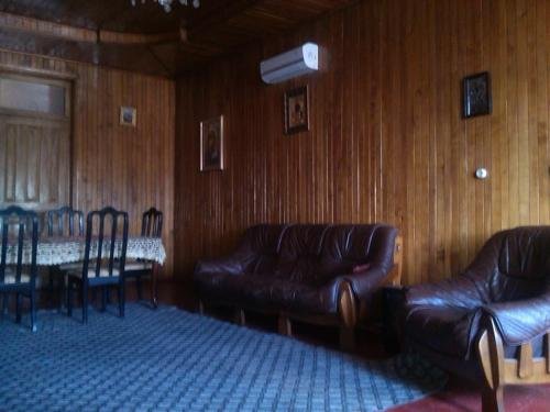 Зугдиди: Gvanca and George house